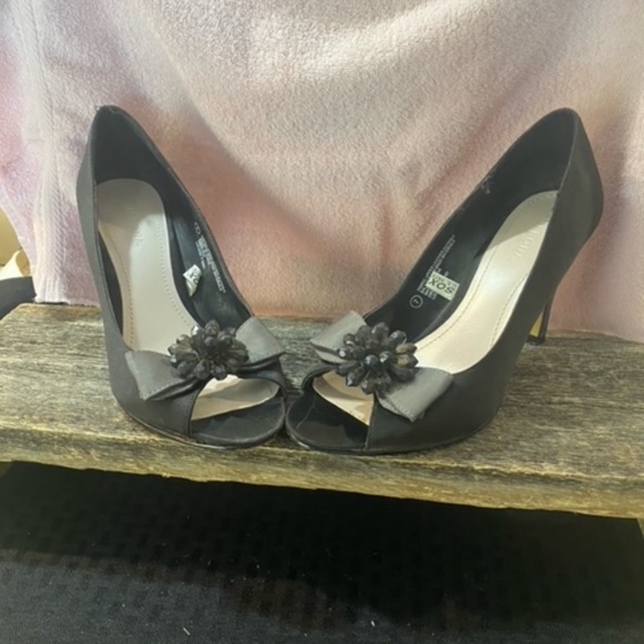 Black and Grey Pumps Size 7 - Picture 7 of 12